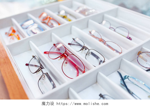 眼镜店货柜摆放的眼镜光学商店里的彩色眼镜在盒子里分类